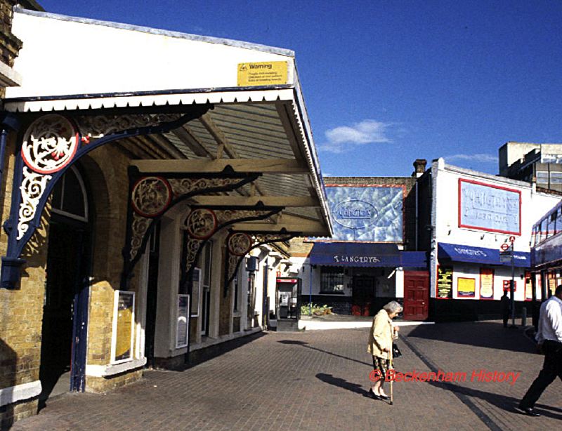 180, Langtrys at Beckenham Junction, photo BPS, 2000.jpg